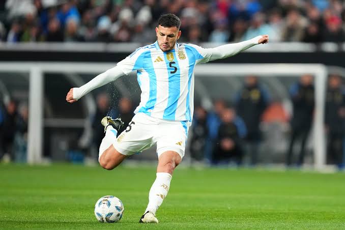El futbolista argentino Leandro Paredes disputando un balón durante un partido oficial.