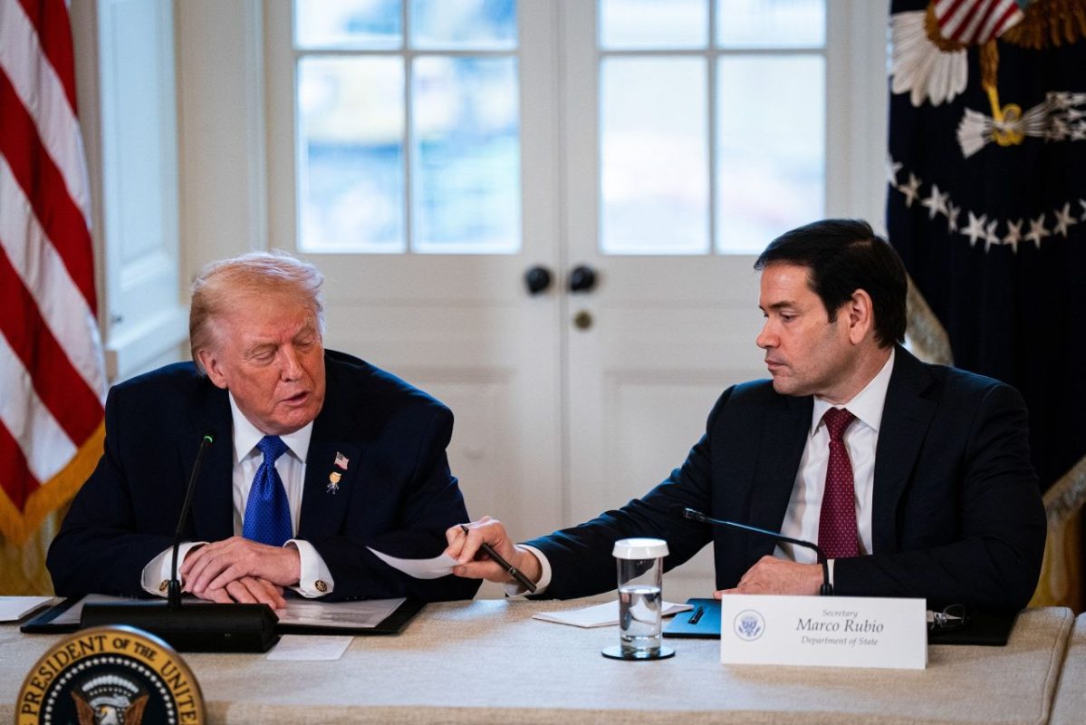 El presidente Donald Trump junto a su secretario de Estado Marco Rubio durante una reunión de trabajo.